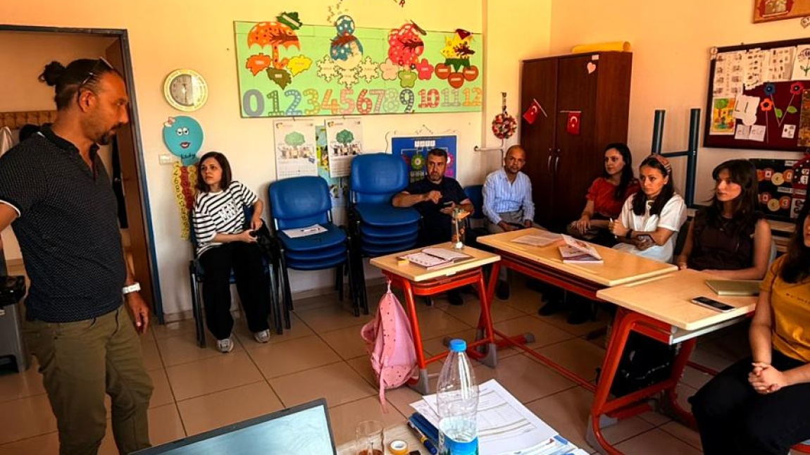 ÖZEL EĞİTİM ÖĞRETMENİMİZ VURAL ÖZDEMİR OKULUMUZA  YENİ GELEN ÖĞRETMENLERİMİZE BEP HAZIRLAMA İLE İLGİLİ EĞİTİM VERDİ.